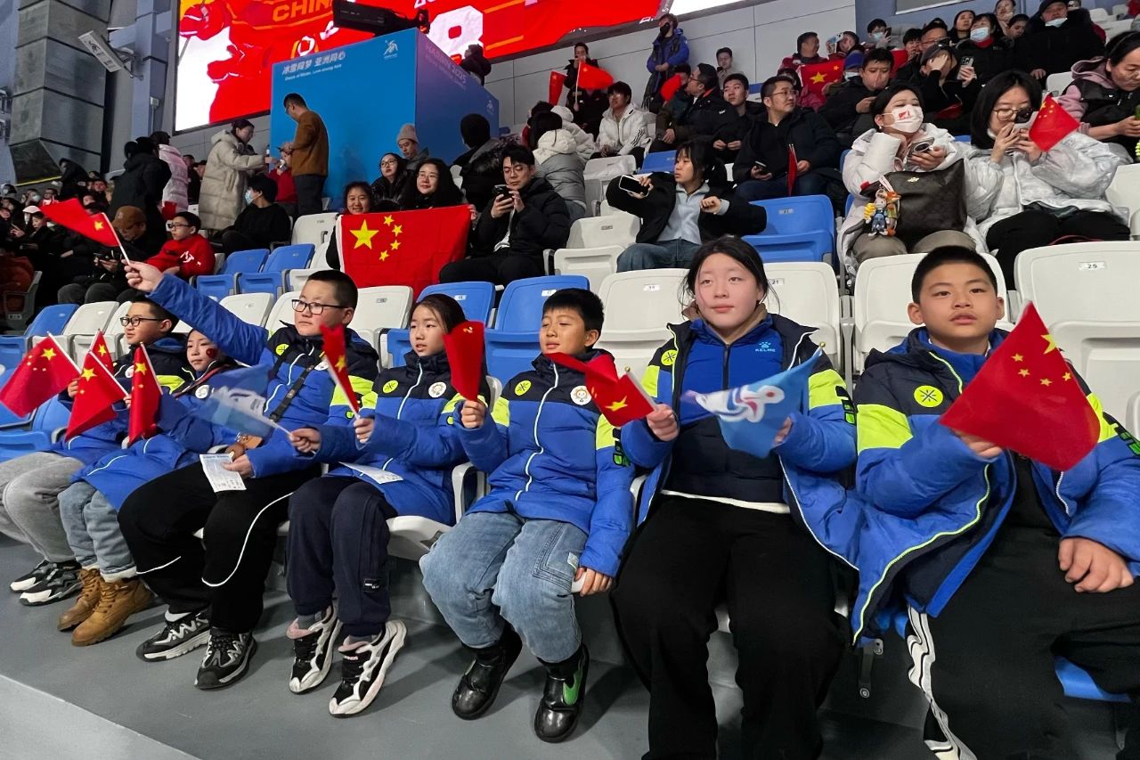 华纳娱乐公益圆梦希望学子观看亚冬会冰球赛事